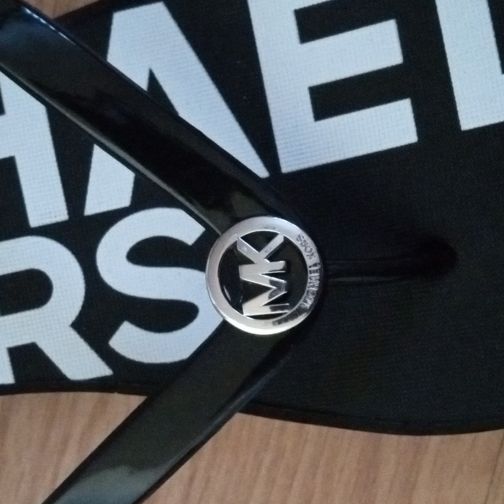 New MK Flip flops - Picture 5 of 5